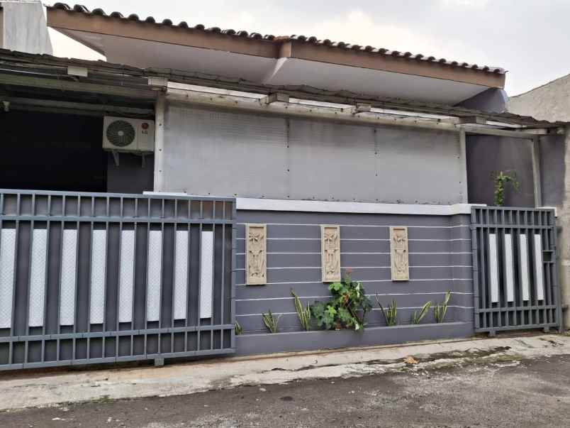 dijual rumah di pojok buntu rangkapan jaya kota depok