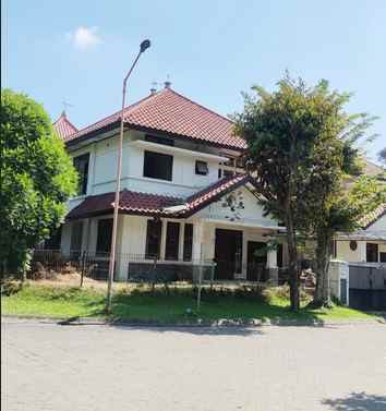 dijual rumah graha famili