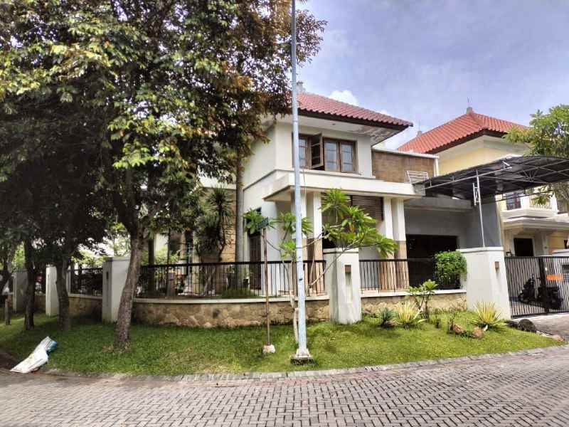 dijual rumah graha famili