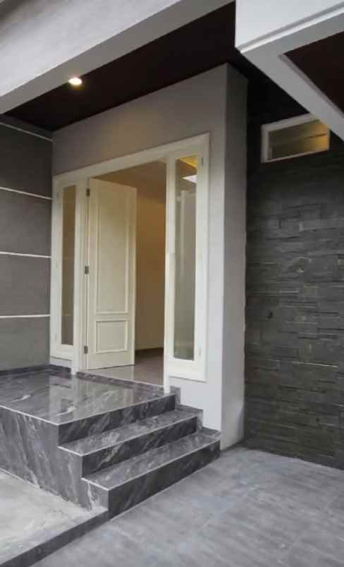 dijual rumah jalan pakuwon city