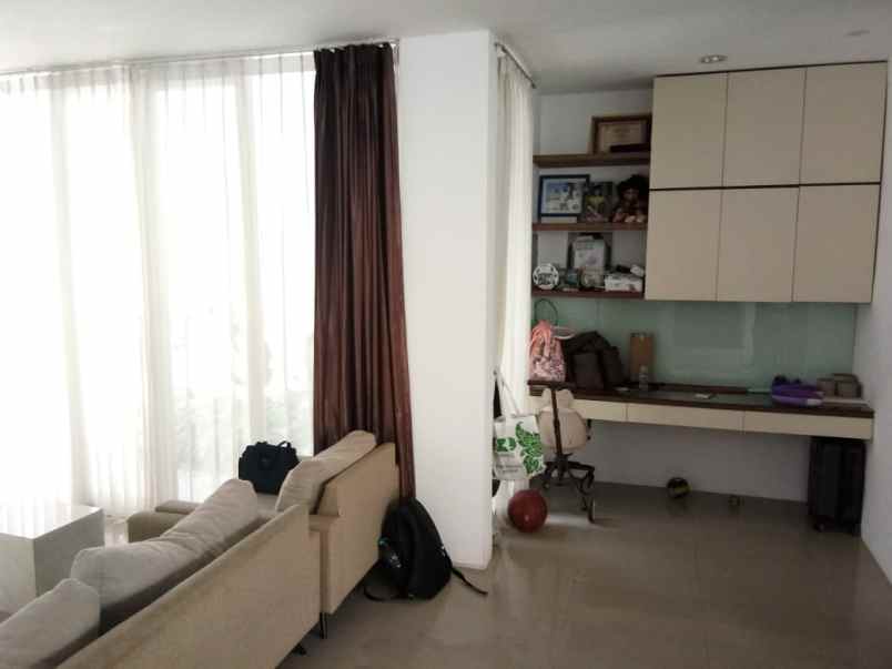 dijual rumah jalan pakuwon indah