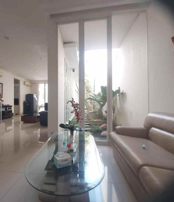 dijual rumah jalan pakuwon indah