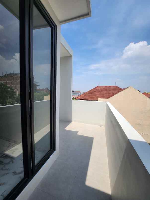 dijual rumah jalan raya babatan pratama