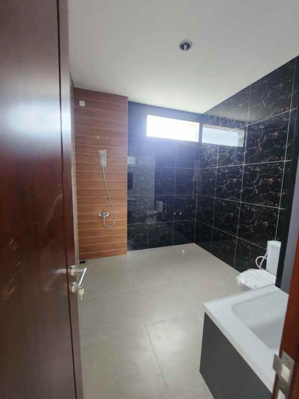 dijual rumah jalan raya babatan pratama