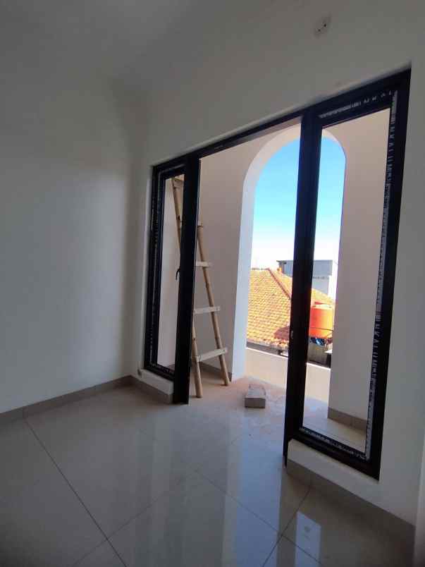 dijual rumah jalan raya merdeka