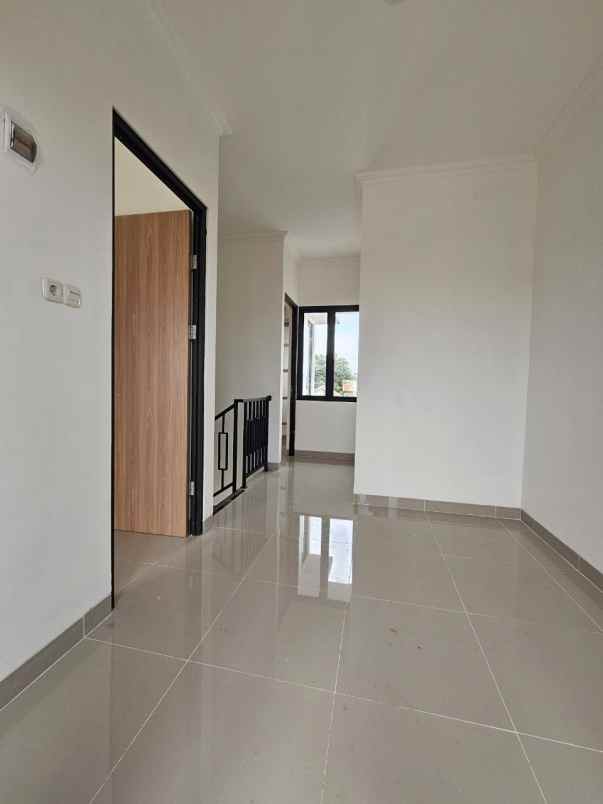 dijual rumah jalan raya merdeka