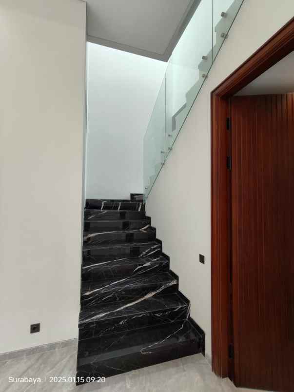 dijual rumah jalan royal park