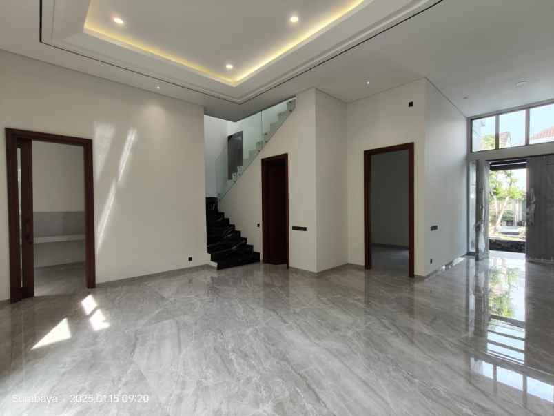 dijual rumah jalan royal park