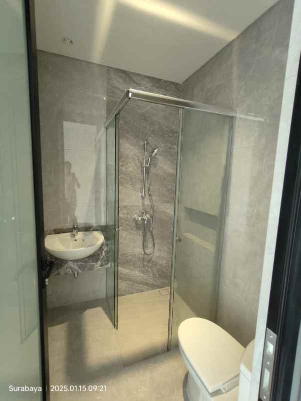 dijual rumah jalan royal park