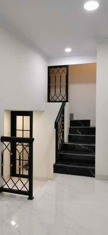 dijual rumah jalan tiga putra limo