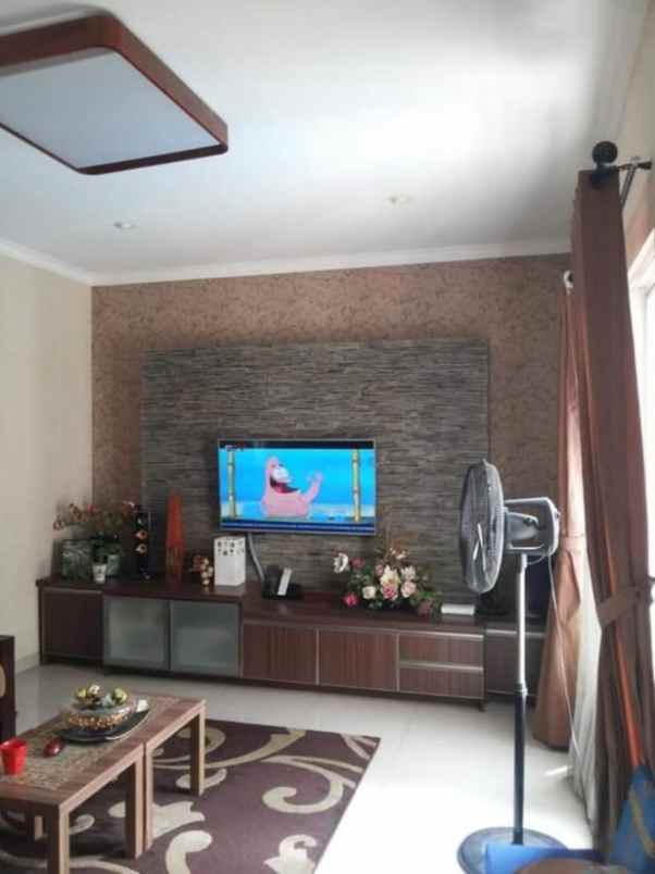 dijual rumah jl cisaranten kulon