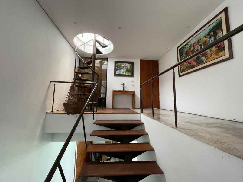 dijual rumah jl kotabaru parahyangan