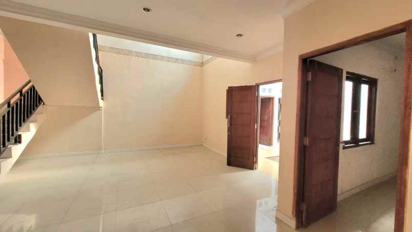 dijual rumah jl kramat batu