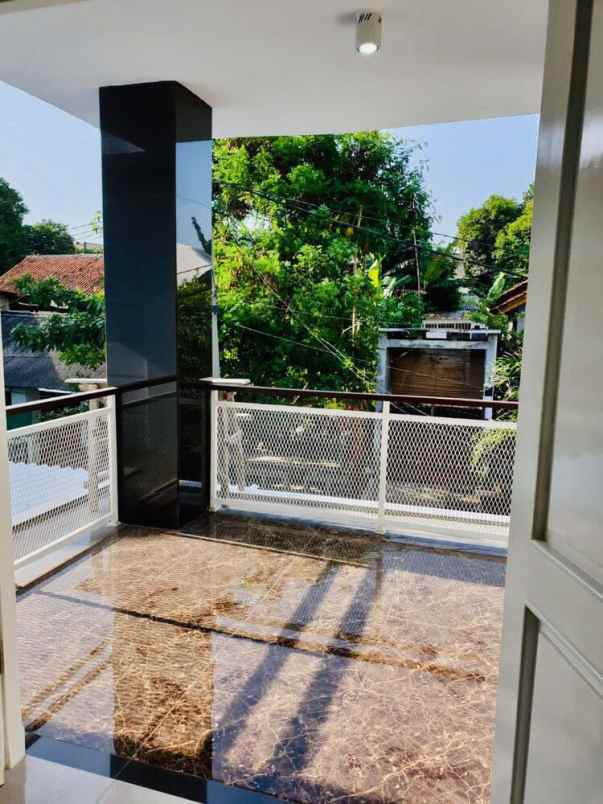 dijual rumah jl taman rahayu