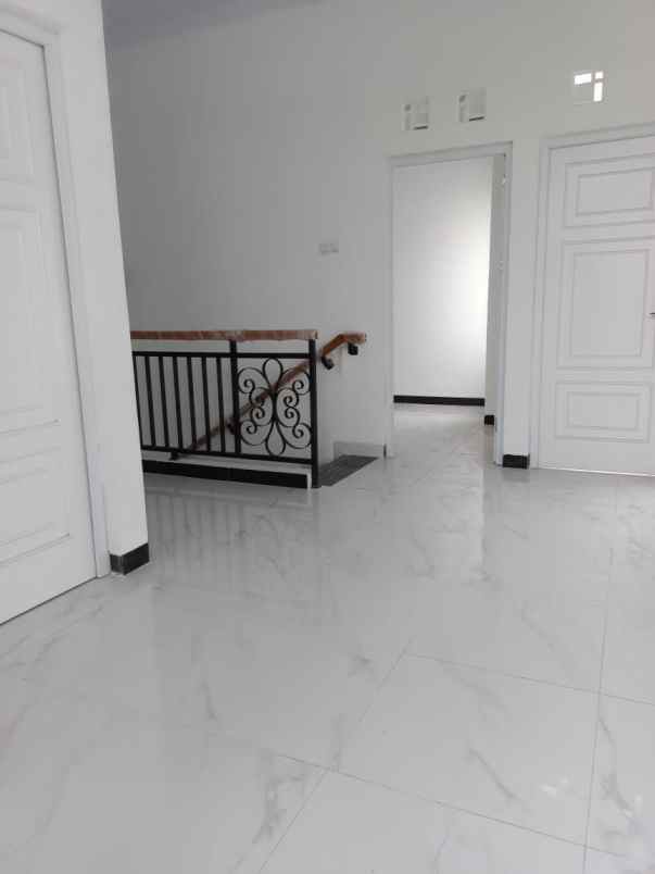 dijual rumah kelapa dua wetan