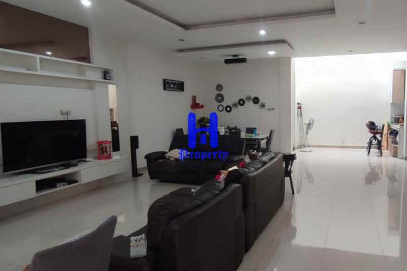 dijual rumah komplek graha sunggal