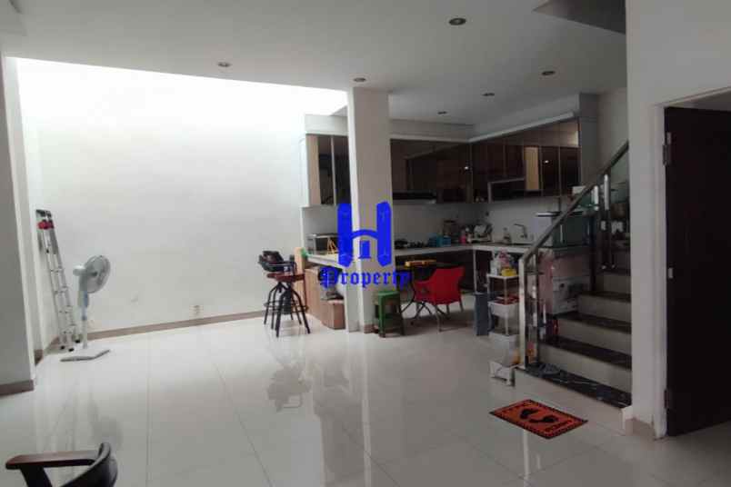 dijual rumah komplek graha sunggal