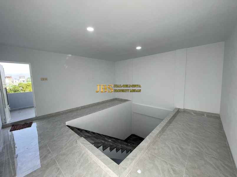 dijual rumah komplek mados royal suite