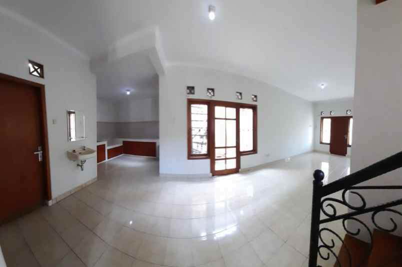 dijual rumah komplek sariwangi