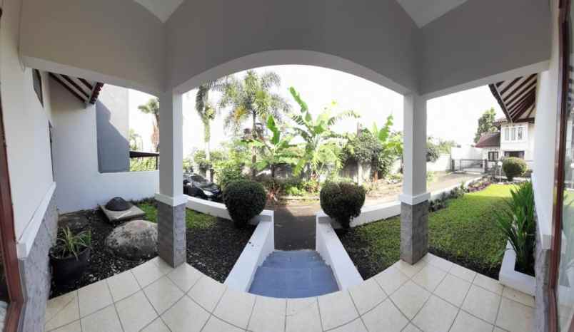 dijual rumah komplek sariwangi