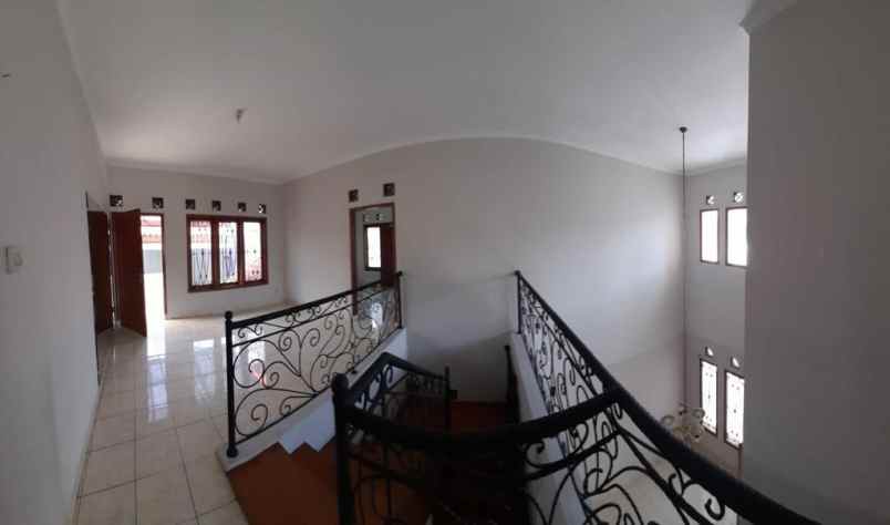 dijual rumah komplek sariwangi