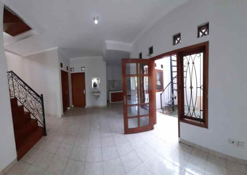 dijual rumah komplek sariwangi