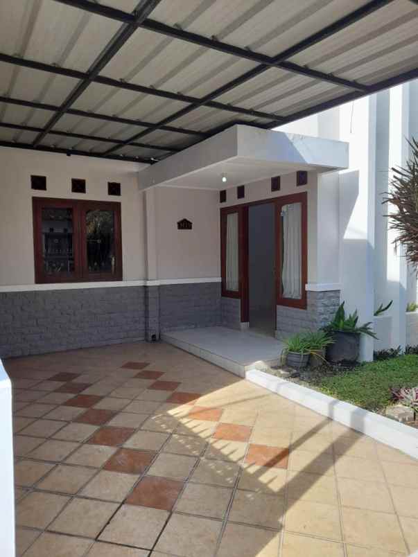 dijual rumah komplek sariwangi