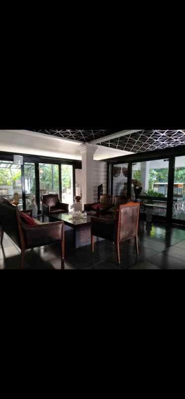 dijual rumah luas uniq nuansa keraton bali surabaya