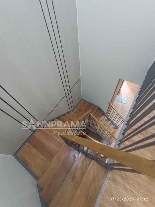 dijual rumah meruyung