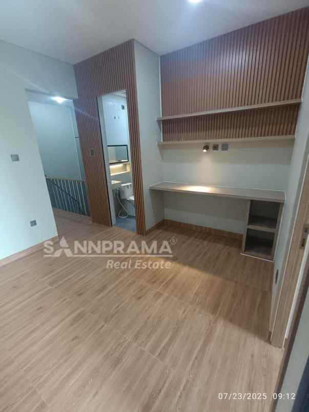 dijual rumah meruyung