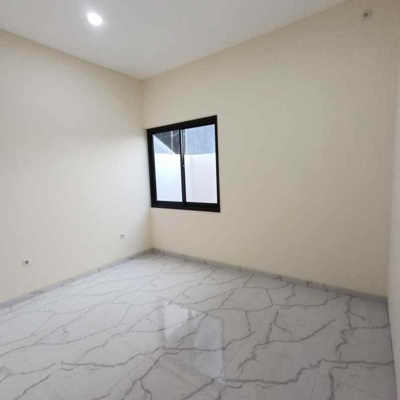 dijual rumah mulyosari utara