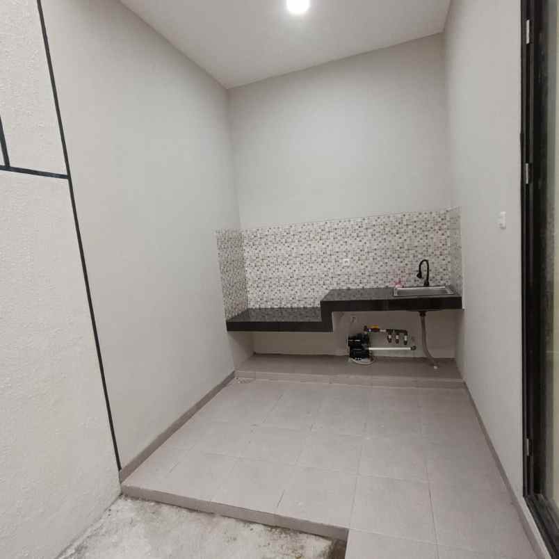 dijual rumah mulyosari utara