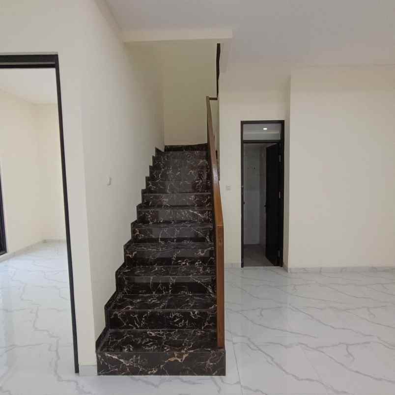 dijual rumah mulyosari utara