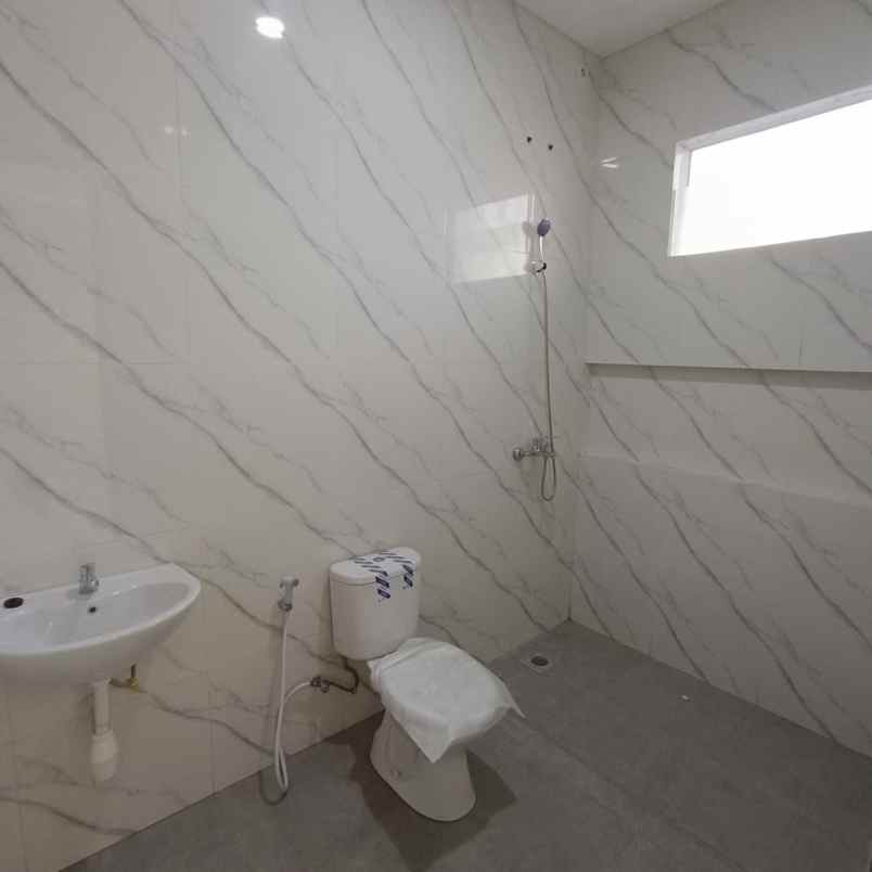 dijual rumah mulyosari utara