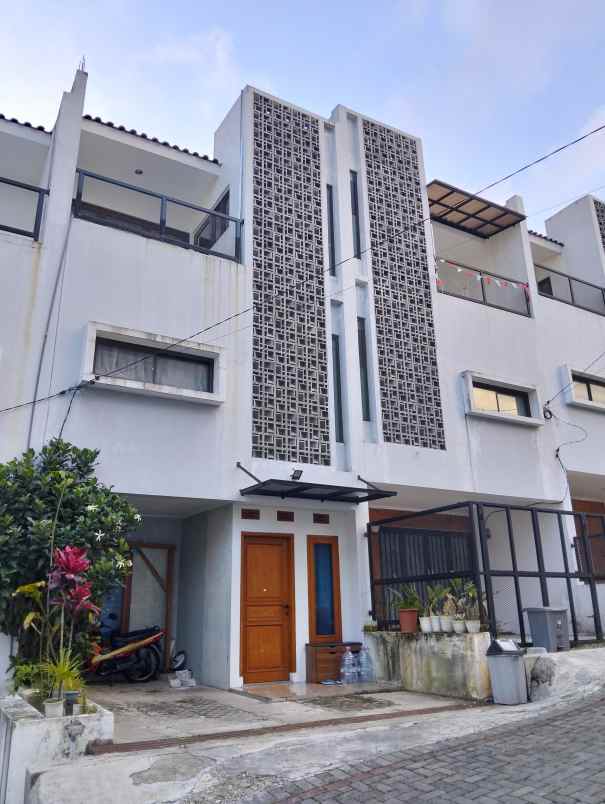 dijual rumah nuansa alam setiabudi