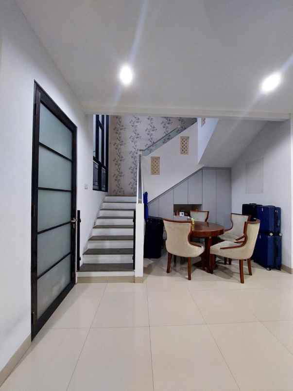 dijual rumah nuansa bali maisonette