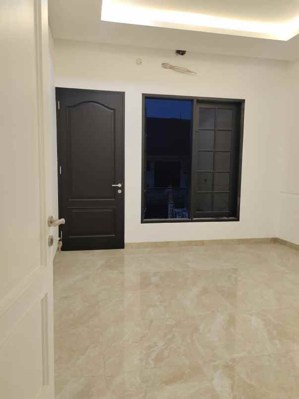 dijual rumah otista bidara cina
