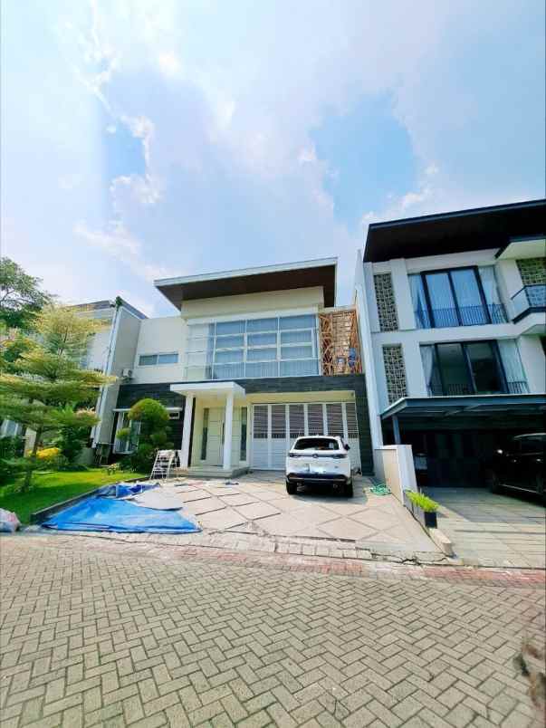 dijual rumah pakuwon city