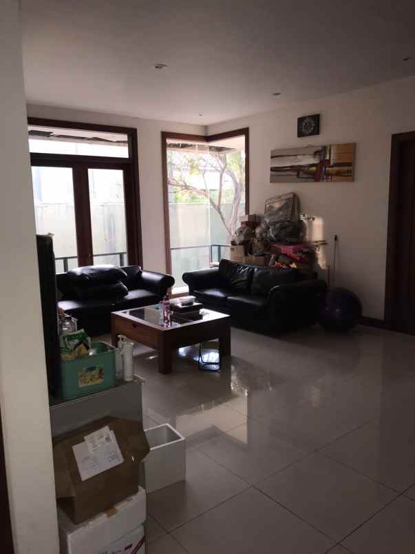 dijual rumah pakuwon city