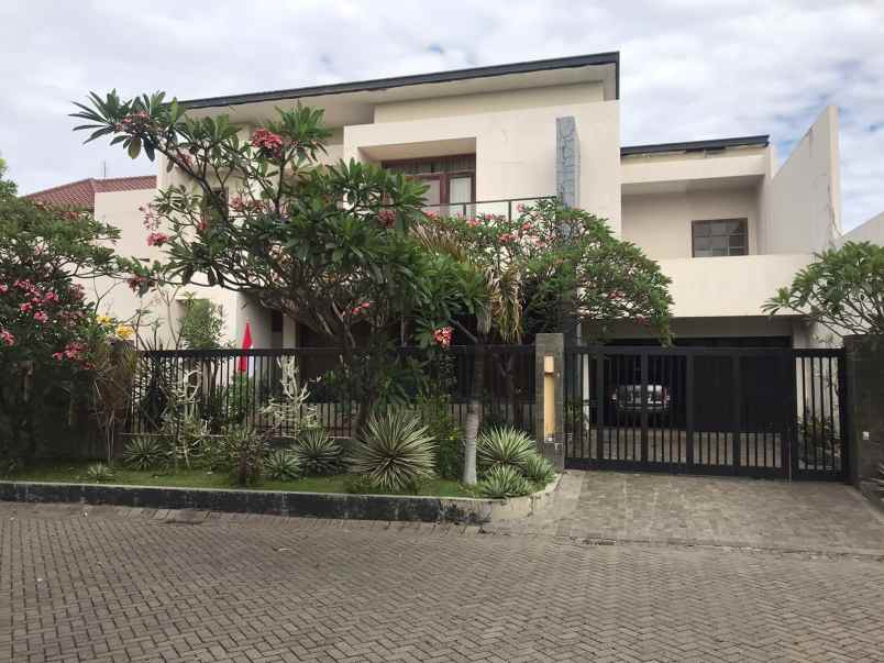 dijual rumah pakuwon city