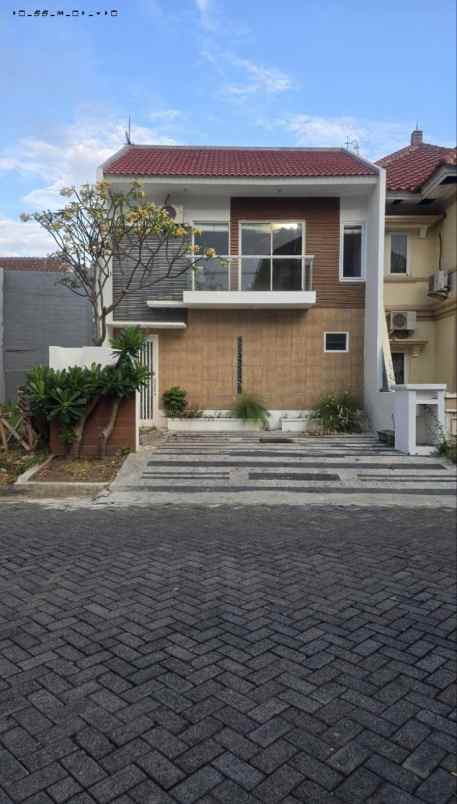 dijual rumah pakuwon city