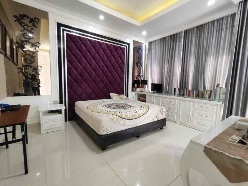 dijual rumah pakuwon indah