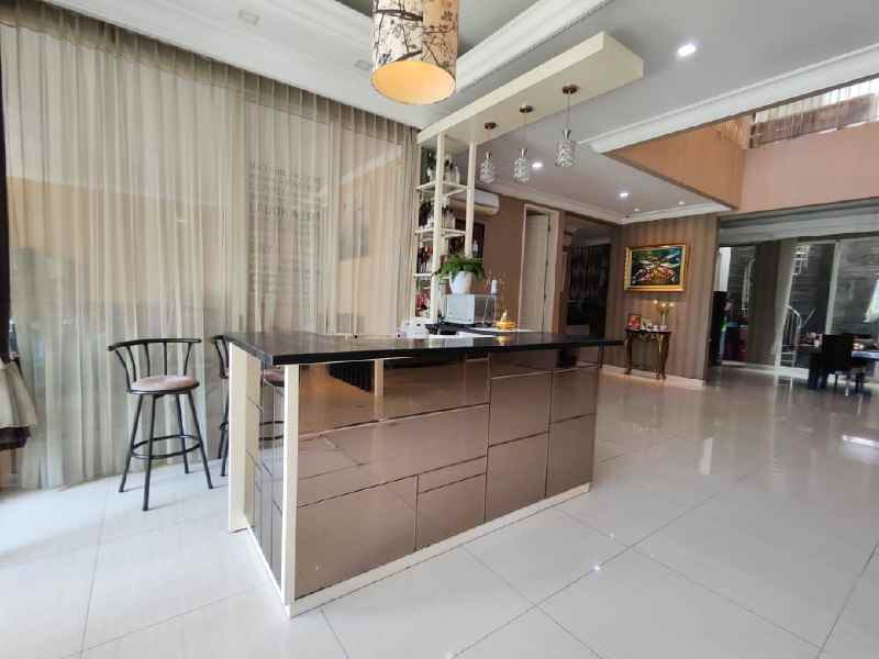 dijual rumah pakuwon indah