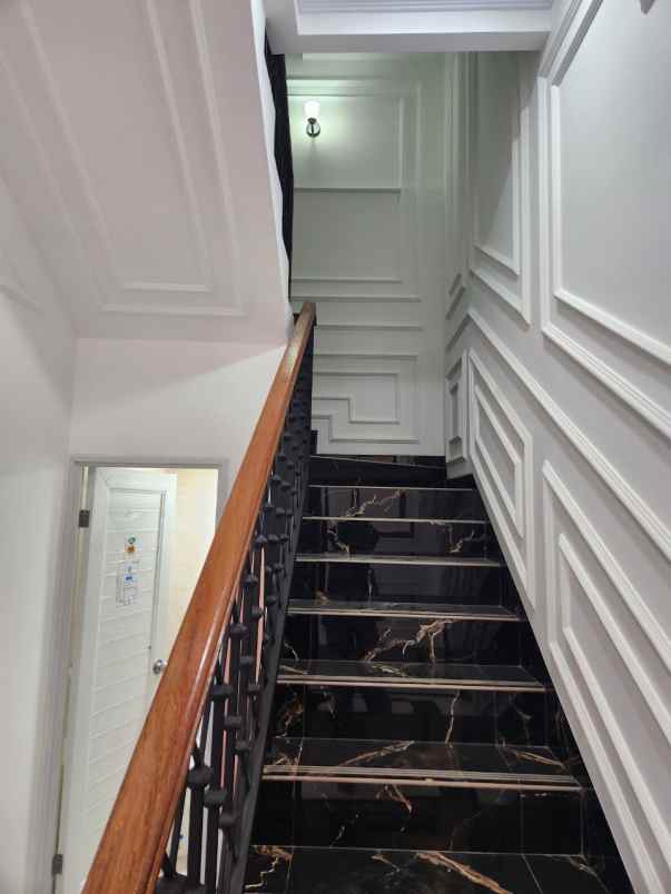 dijual rumah pancoran mas