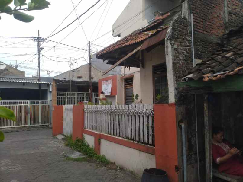 dijual rumah pojok hadap barat dan selatan