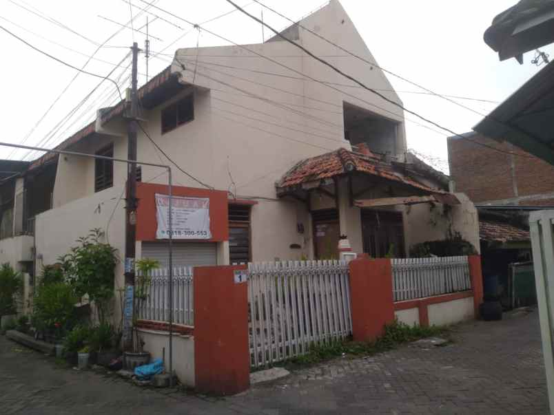 dijual rumah pojok hadap barat dan selatan