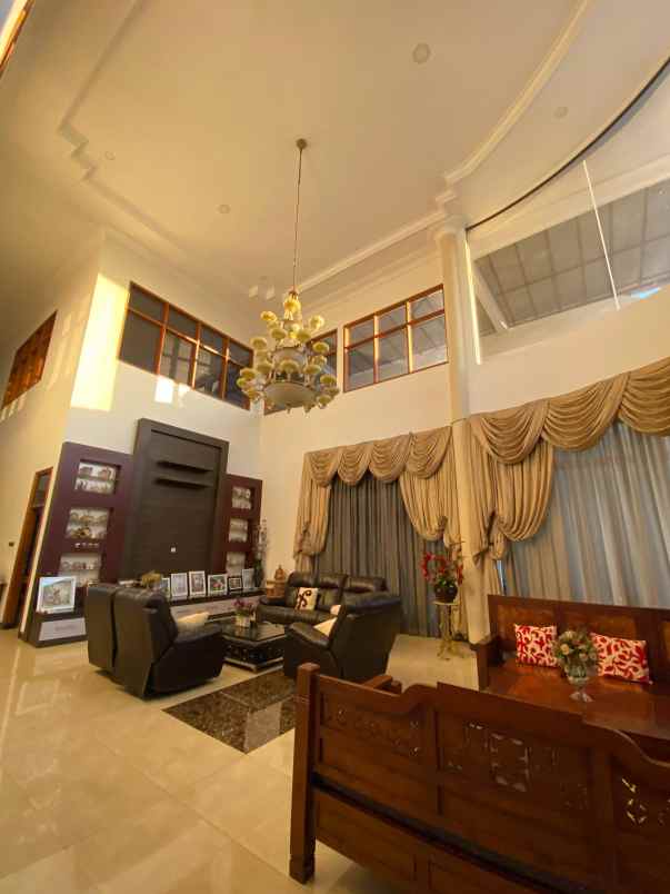 dijual rumah raya darmo permai surabaya