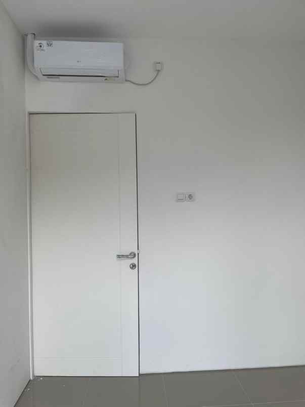 dijual rumah royal residence