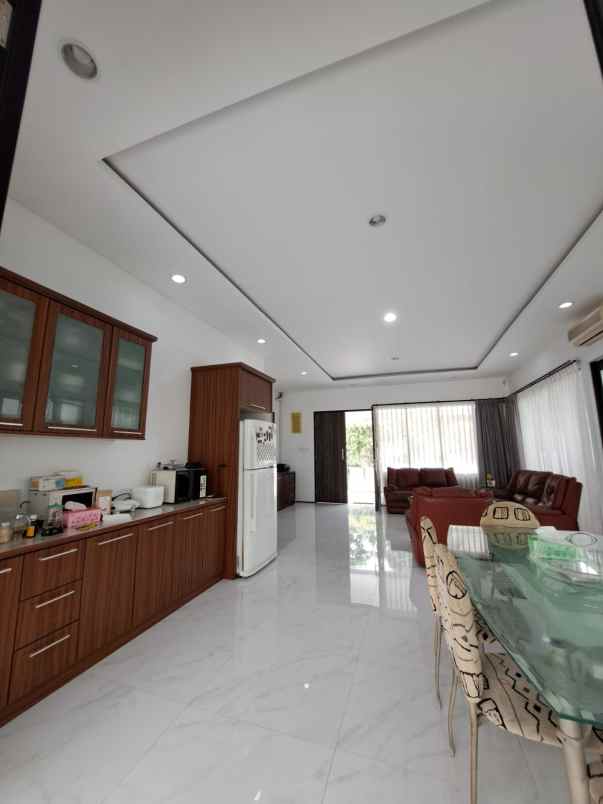 dijual rumah setra duta