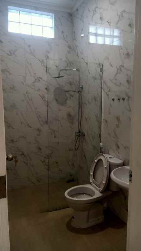 dijual rumah singgasana pradana mekar wangi